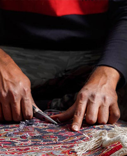 رفو گری قالی در قالیشویی خانی آباد 